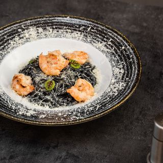 Спагеті чорні з креветками 