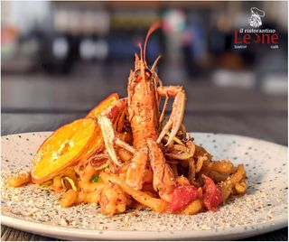 Busiate con Scampi, zucchinette croccanti e Terra di mandorle