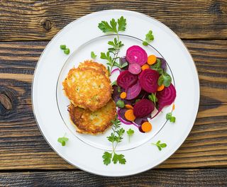 Tocinei cu salata de sfecla rosie