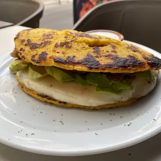 Cachapa con queso y aguacate 
