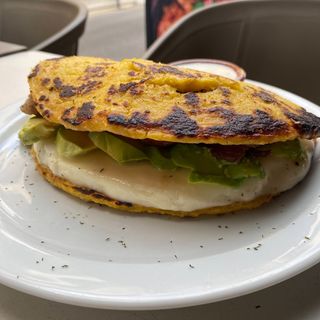 Cachapa con queso y aguacate 