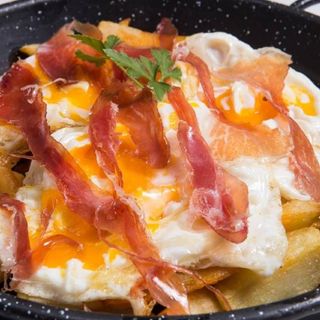 Huevos rotos con jamon 