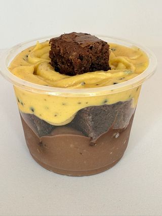 Copo de Brigadeiro Preto com Brownie e Brigadeiro de Maracujá