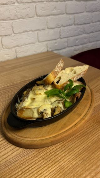 Пательня з беконом, грибами та овочами, 390 г