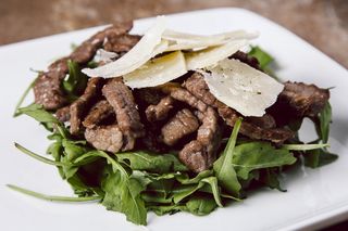 straccetti con rucola, pomodorini e scaglie di grana