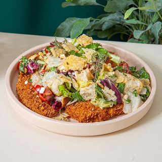 Salată Caesar cu pui crispy