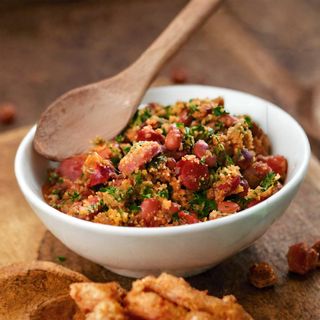 Feijão tropeiro e costela do cachaço acebolado