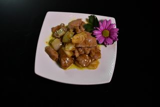 97. Vitello al curry cipolla, bambù e salsa al curry