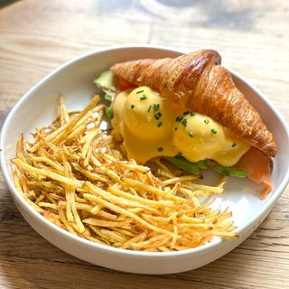 Huevos Benedict & Croissant 