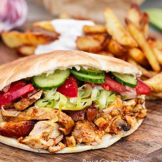 Kebab w bułce z serem