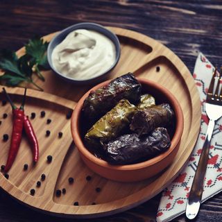 Sarmale în foi de viță la cuptor