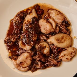 Calamares salteados con tomate seco y olivas negras de Aragón