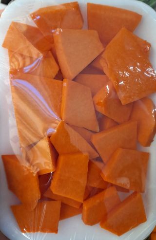 Zucca rossa tagliata in vaschetta 