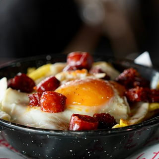 huevos rotos con Chorizo de Vaca 