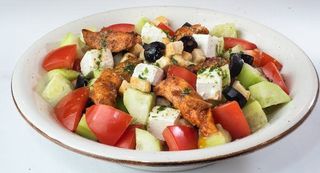 Sałatka Szefa ze świeżych warzyw z piersią kurczaka i boczkiem