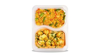 Tikka masala z pieczonym kalafiorem i kaszą kuskus