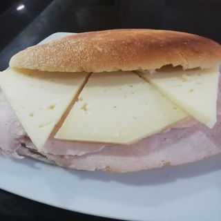 Mollete Almanzor Con Pollo, Queso Añejo Y Tomate Natural