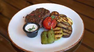 Перченный стейк с овощами гриль