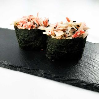 3.Gunkan z sałatką surimi 2szt.