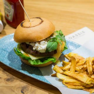 Burger 3 quesos con patatas fritas