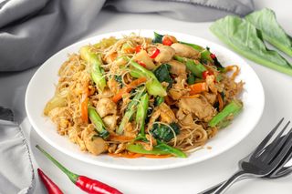 Makaron smażony z kurczakiem