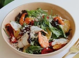 Салат з вугрем та креветками