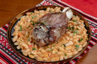 Ciolan de porc afumat cu iahnie de fasole