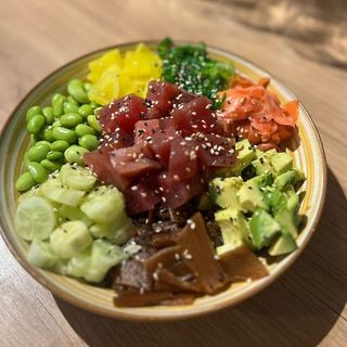 Poke bowl z surowym tuńczykiem