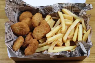 Finguers de pollo con  patatas fritas