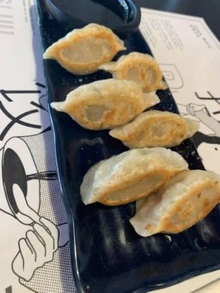 Gyozas a la plancha rellenas de  carne de cerdo y cebollino (6 Uds.)