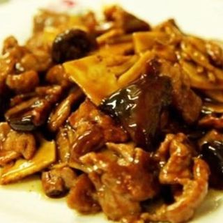 Cerdo Con Bambú Y Setas Chinas