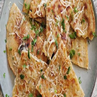 Naan Con Ajo Y Queso