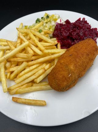 Devolay ze szpinakiem, frytki, surówka