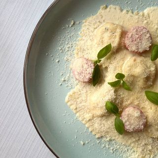 Равіолі з мусом з лосося та крем сиру 