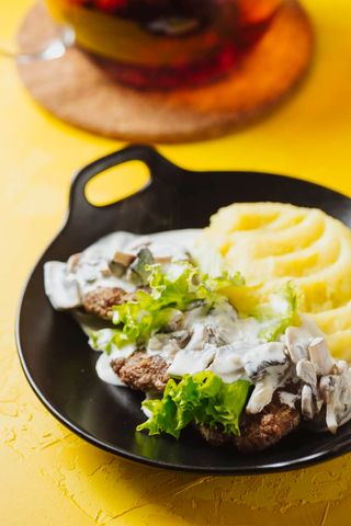 Котлеты в сливочном соусе с грибами