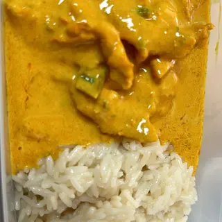 Pollo al curry con arroz blanco.