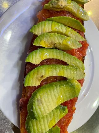 Media Tostadas Tomate Aguacate