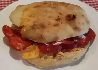 Sendvič kulen + jaje + kačkavalj