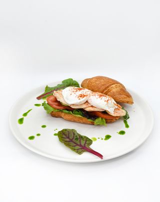 Круассан с курицей и миксом салатом