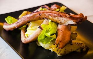 Tentacule de calamari mari in unt