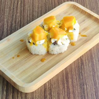 50A. Uramaki De Salmón Aguacate Y Quesso Con Mango, 4 Unidades