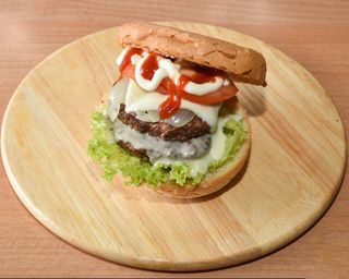 Hamburger doppio, formaggio doppio, pomodoro, cipolla, insalata, maionese e ketchup
