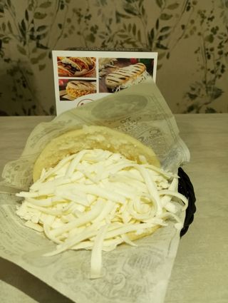 Arepa Asada Tradicional Con Queso Blanco