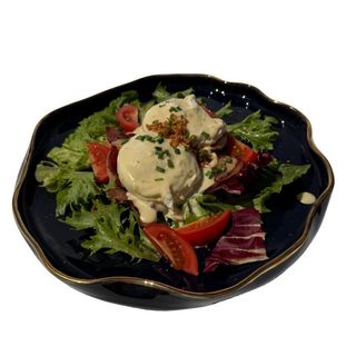 Яйця пашот з беконом та сирним соусом(230г)