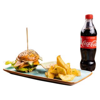 Mini Burger cu cartofi wedges si sos barbecue