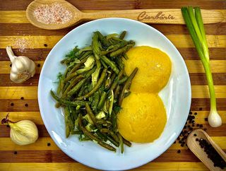 Fasole păstăi sote și mămăligă 200/200gr