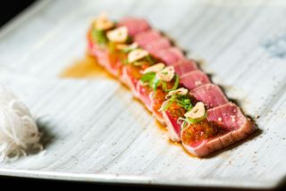 VENTRESCA DE ATÚN CON AJO CRUJIENTE Y JALAPEÑO