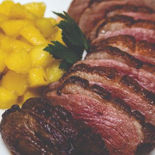 იხვის მკერდი ვაშლით და ყურძნის მურაბით