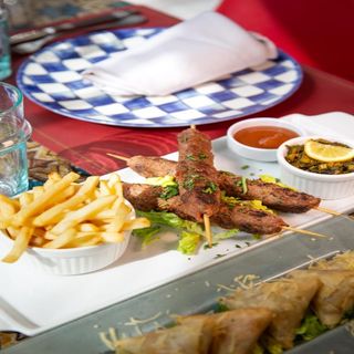Brochettes De Viande Hachée Avec Frites