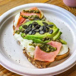 Toast de lonchas de pavo, mozzarella, aguacate. pipas de calabaza y pesto